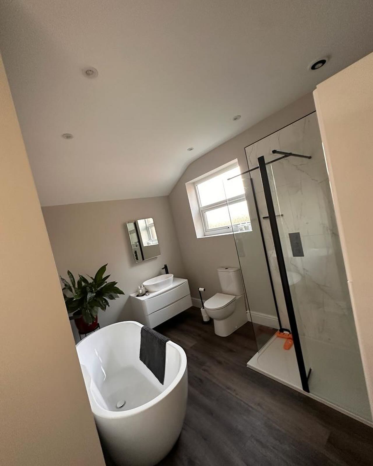 Freestanding bath installation